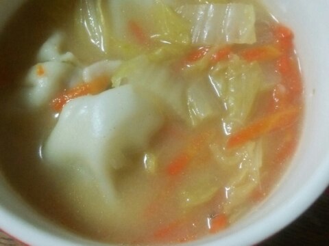 白菜と人参と水餃子の味噌スープ